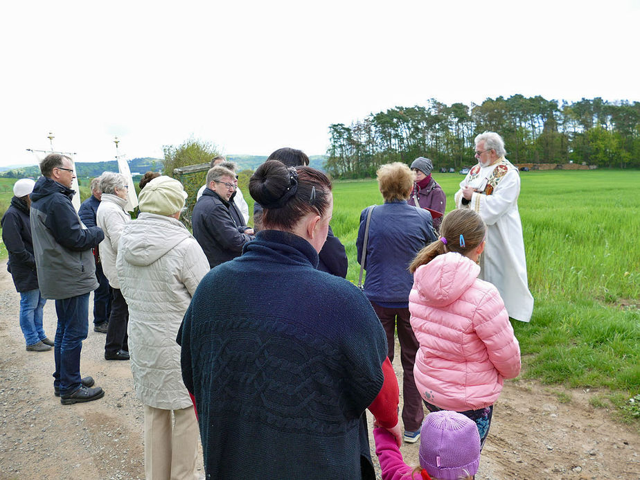 Bittprozession an der Weingartenkapelle (Foto: Karl-Franz Thiede)